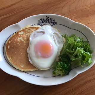 目玉焼きのせパンケーキの朝ごはん